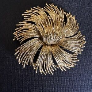 Vintage Monet Cordelia flower brooch